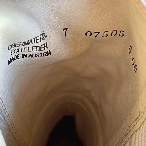 Paul Green Women Chelsea Bootie. Size 7 UK= 9 US Women N14-01